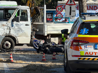 Tortoreto - Tragico scontro moto-furgone sulla statale 16, muore centauro