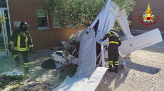 Ultraleggero si schianta contro un capannone a Recanati, due feriti gravi