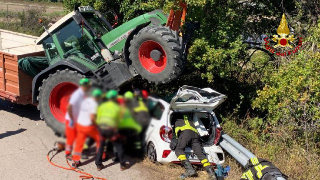 Montefiore dell’Aso - Auto finisce contro trattore, donna trasportata al Torrette