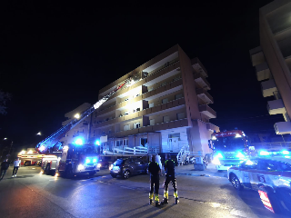 Senigallia - Scoppia bombola di Gpl nell’appartamento in fiamme: palazzina evacuata