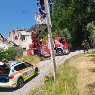 Rosora, crolla casa colonica: uomo estratto dalle macerie, arrivato elisoccorso