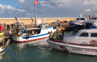 Peschereccio a fuoco con marittimo ustionato, ma è una esercitazione