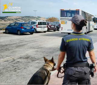 Fermo - Studente di 15 anni con hashish e un coltello nello zaino: denunciato