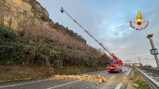 Pesaro - Frana il Monte Ardizio, chiusa la SS16 e un binario della Ferrovia