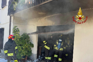 Fiamme nel garage, evacuata palazzina a Centobuchi