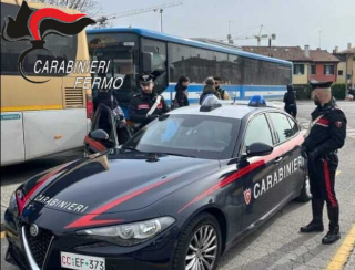 Lite per posto su autobus, colpito al volto con un tirapugni: due denunciati