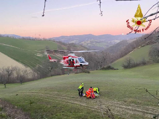 Si ribalta con il trattore nel Pesarese, soccorso in elicottero