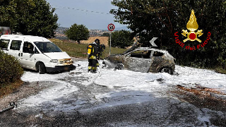 Schianto e auto a fuoco: 4 feriti a Montelupone