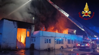 Osimo - Vasto incendio in azienda di smaltimento materiali ferrosi
