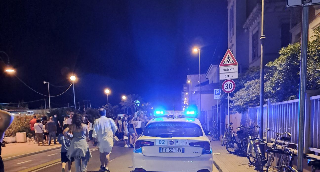 Dopo l’incidente sferra pugno a un agente della Polizia Locale e lo manda in ospedale
