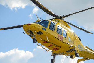 Con la bicicletta urta contro un’auto, soccorso un giovane ciclista