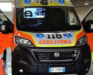 Frontale tra furgone e camion: muore una 63enne