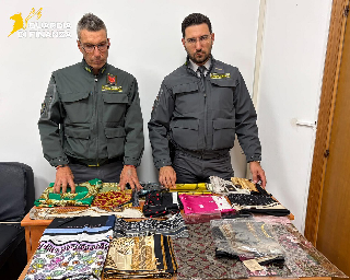 Civitanova Marche - La Finanza sequestra oltre 150mila capi contraffatti: denunciata la titolare