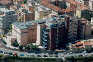 Fano - Bimba di tre anni cade in piscina, va in arresto cardiaco, salvata da un bagnante e dal titolare