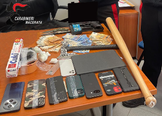 Porto Recanati - Arrestato 31enne con droga, soldi falsi e armi: blitz dei carabinieri