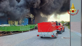 Maxi incendio in un cantiere nautico, nube nera sopra Fano