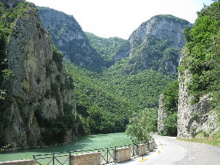 Volo di 30 metri per un motociclista finito nel fiume Candigliano