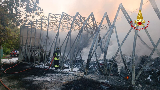 Incendio in un suolificio di Montegranaro, pompieri salvano l’azienda