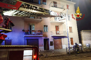 Osimo - Incendio dei contatori nel vano scale, evacuate sei famiglie