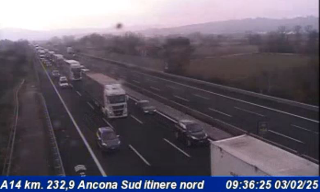 Ancona - Tir si ribalta in A14 e perde il carico: riaperto il tratto verso Bologna