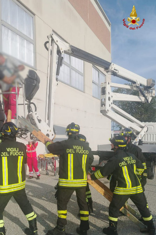 Saltara - Operaio folgorato mentre lavora su una piattaforma: soccorso dai vigili del fuoco