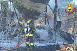 Petriano - Incendio in un capanno agricolo, fiamme domate dai vigili del fuoco