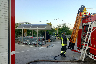 Sassoferrato - Fiamme al centro commerciale, rogo spento dai vigili del fuoco