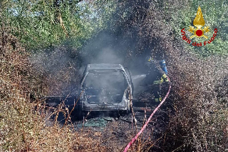 Paura a Civitanova Alta, auto in fiamme finisce in una scarpata: incendio domato dai vigili del fuoco