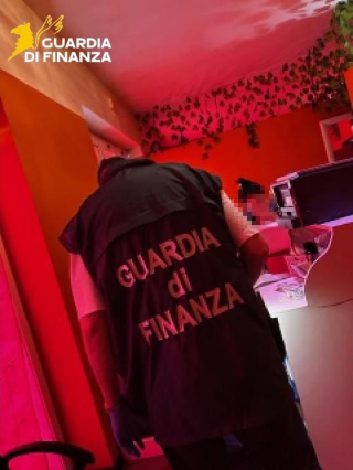 Prestazioni sessuali mascherate da massaggi: sequestrati due centri tra Pesaro e Fano