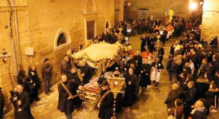 Via Crucis, ad Acquaviva Picena torna il catafalco restaurato