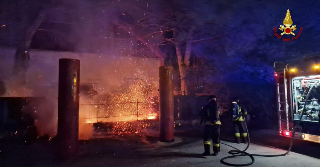 Incendi per vendetta contro un night: denuncia e obbligo dimora per 40enne