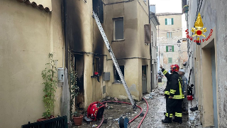 Inferno di fuoco da una stufetta: donna al pronto soccorso