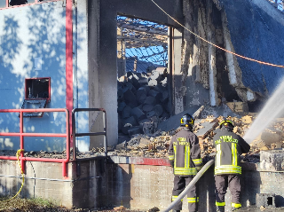 Pineto - Rogo Kemipol, scuole chiuse in 5 Comuni e gente in strada con le mascherine