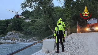 Fossombrone - Restano intrappolati su una roccia del fiume Metauro, salvati cinque ragazzi