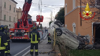 Urbisaglia - Auto fuori strada sulla SP 78, finisce contro una casa: conducente soccorso