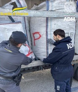 Operazione Metal Gate: maxi sequestro di rifiuti tossici al porto di Ancona