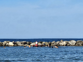 A Porto San Giorgio - Bimbe rischiano di affogare, salvate da poliziotto in pensione