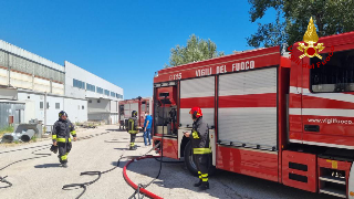 Mezzo dei pompieri si ribalta in rotatoria, 5 feriti: uno elitrasportato a Pescara