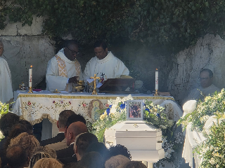 Tottea - Oltre mille persone al funerale di Andrea Moretti, presente anche il ministro Giuli