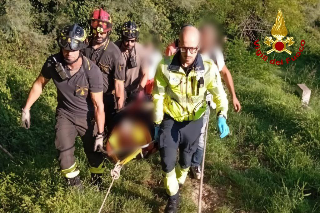 Pesaro – Cade dal cavallo nel sentiero impervio, salvata dai vigili del fuoco