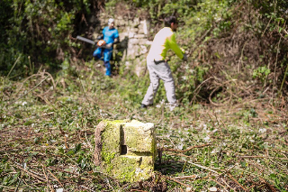 Arquata del Tronto - Antico capitello ritrovato durante la pulizia di un sentiero