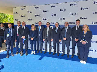 Comunanza - Il ministro Urso in visita alla Beko: "Sembrava impossibile, ma abbiamo mantenuto la fabbrica aperta"