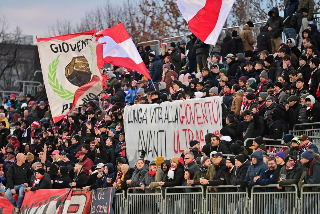 Vis Pesaro-Lucchese, tifosi toscani aggrediti: trovato arsenale