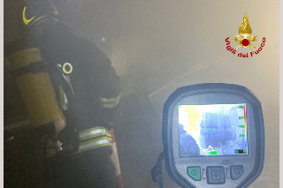 Ancona, fiamme in un appartamento: paura in via Goito, nessun ferito