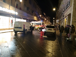 Ascoli Piceno - Coppia investita in corso Trento e Trieste, grave donna ricoverata in terapia intensiva