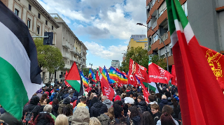 Pescara - Manifestanti bloccano raccordo: “Chiuso per genocidio”