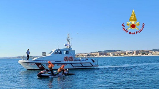 Marotta - Cade in mare, salvato dai vigili del fuoco