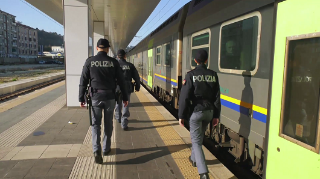 Porto Recanati – Panico in treno, senza biglietto aggredisce agenti ed estrae un coltello