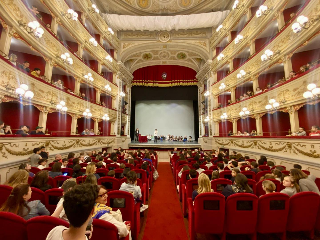 Chieti - Teatro Marrucino con tanti  giovani lettori per l’ultimo libro di Donatella Di Pietrantonio