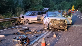 Cagli - Scontro tra due auto e un camion, due feriti